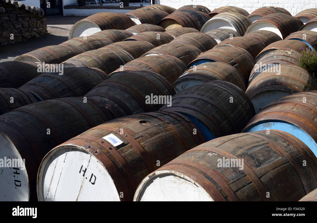 Whisky-Fässer in schottischen Highland Brennerei Stockfoto