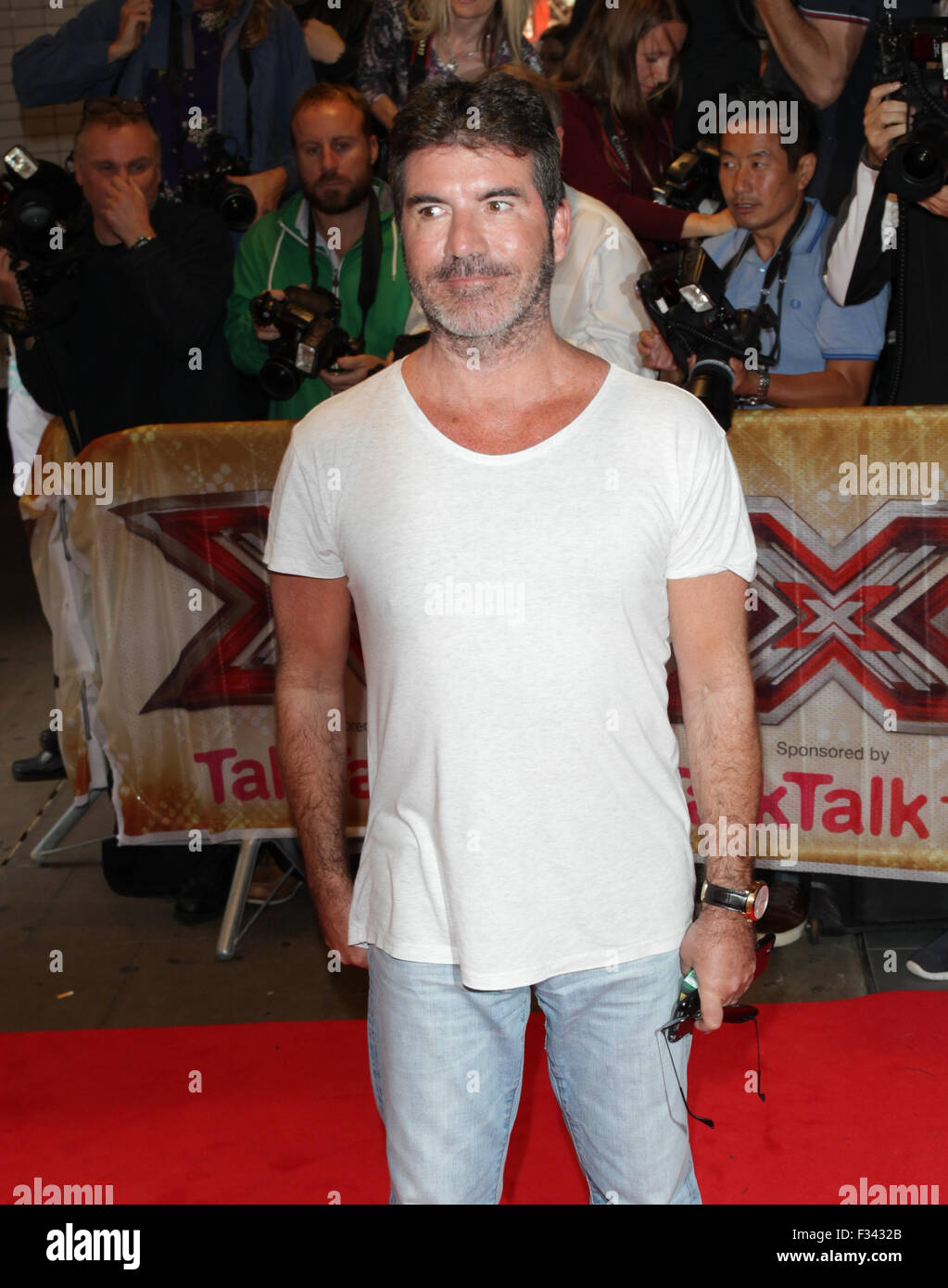 LONDON - 26. August 2015: Simon Cowell besucht The X-Factor-TV-Serie-Start in London. Stockfoto