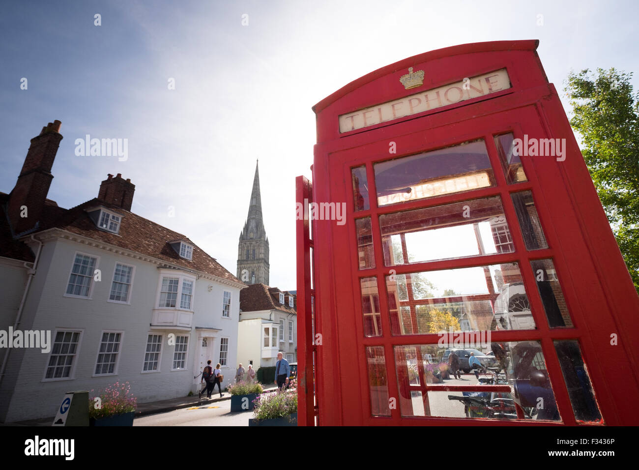 Traditionelle rote Telefonzelle in Salisbury mit dem Dom im Hintergrund abgebildet Stockfoto