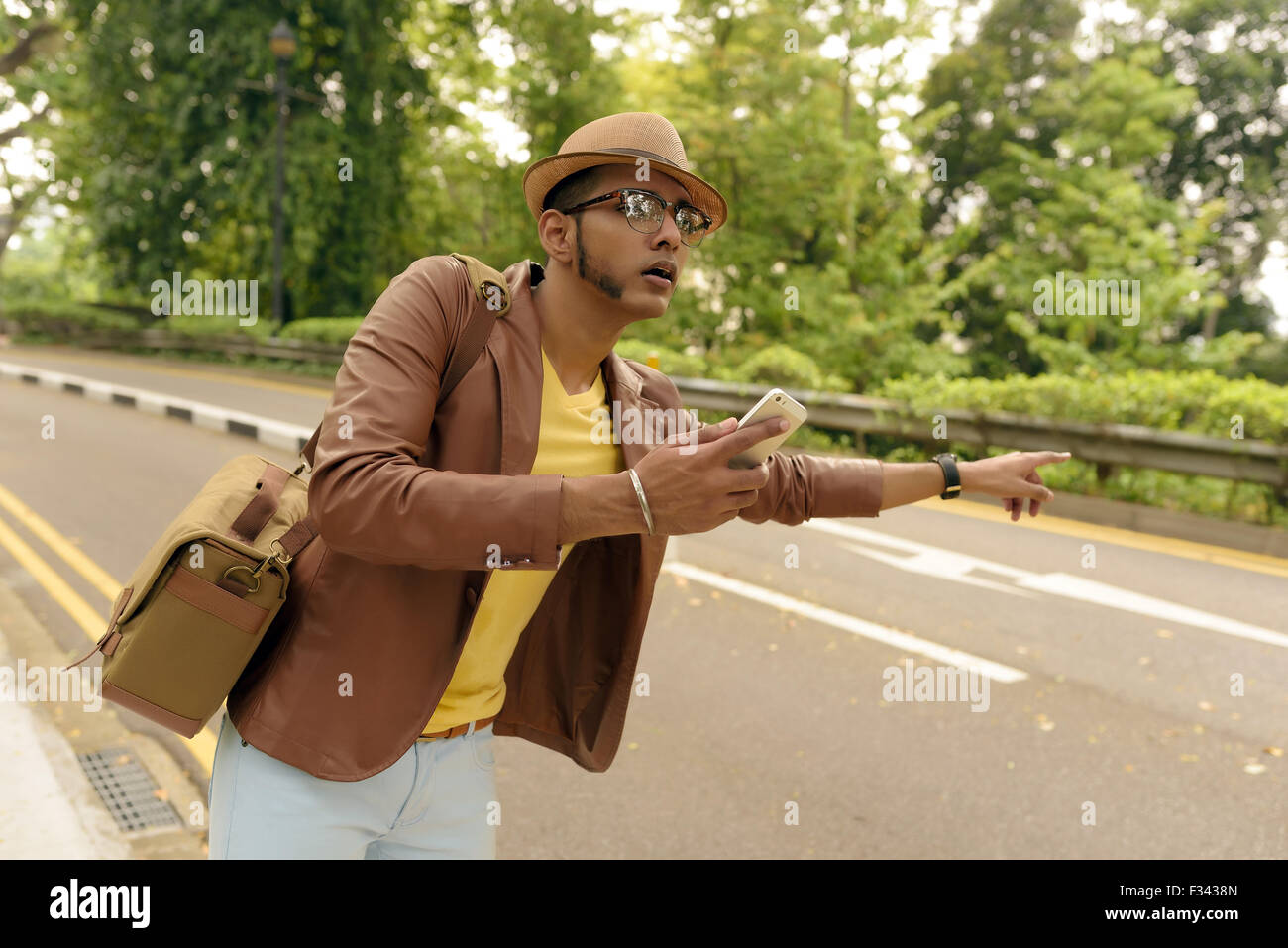 Asiatisch, Mann, indische Ethnien, Smart Phone, Casual, Kleidung, im Freien. Stockfoto