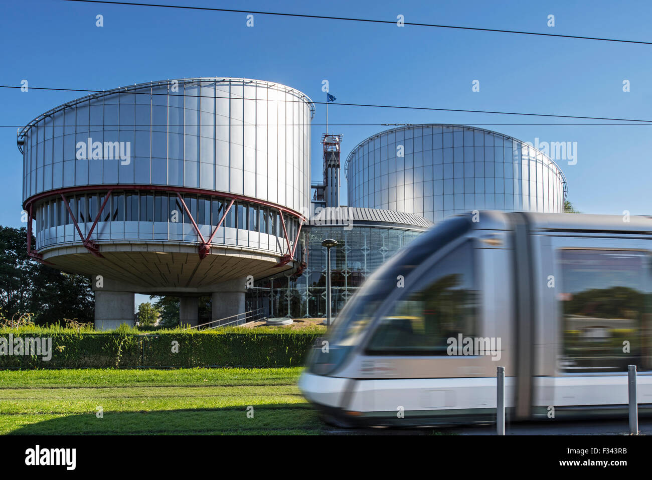 Straßenbahn direkt vor dem Gebäude des Europäischen Gerichtshofs für Menschenrechte / EGMR in Straßburg, Frankreich Stockfoto