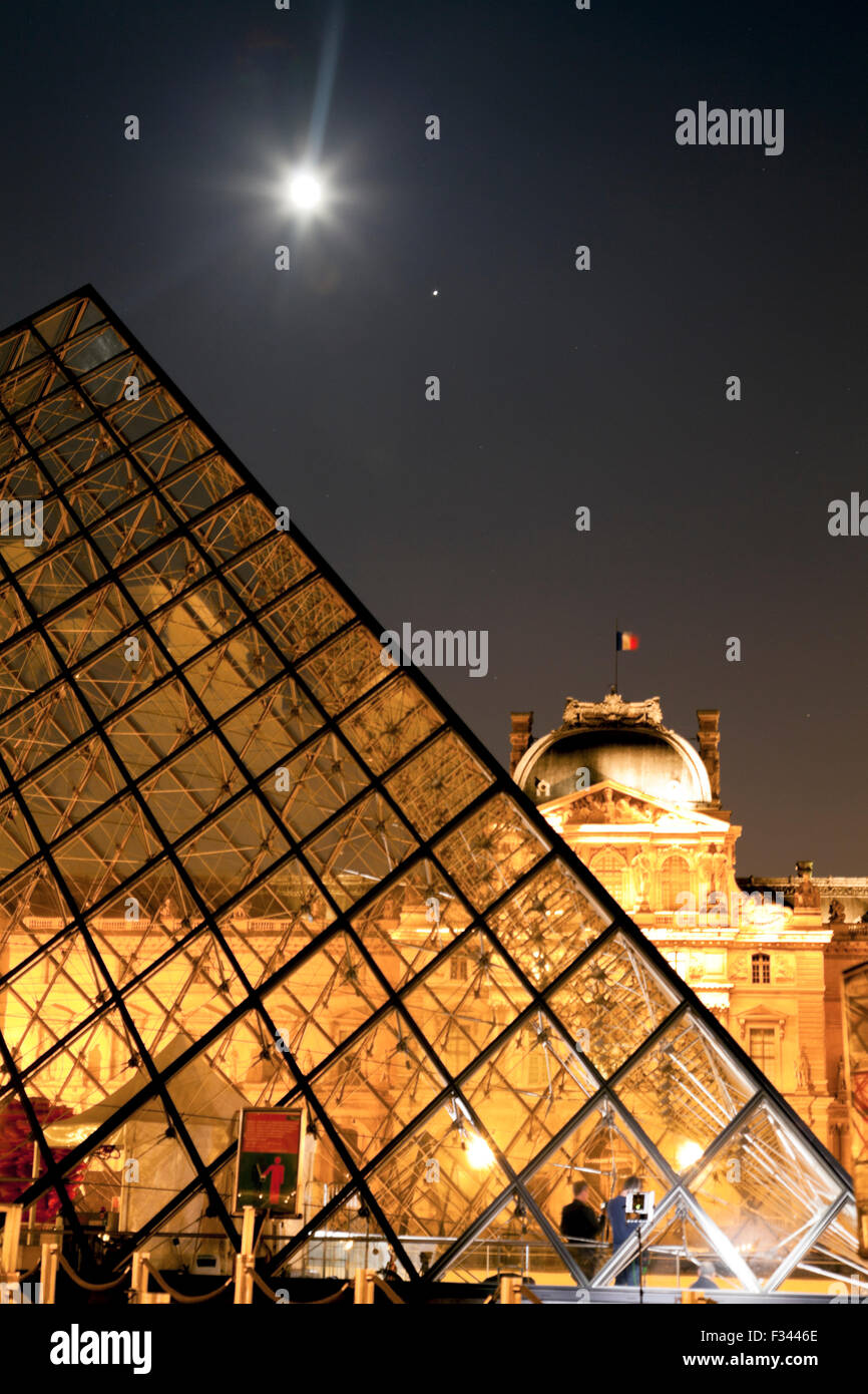 Die Pyramide des Louvre bei Nacht, Paris, Frankreich. Stockfoto