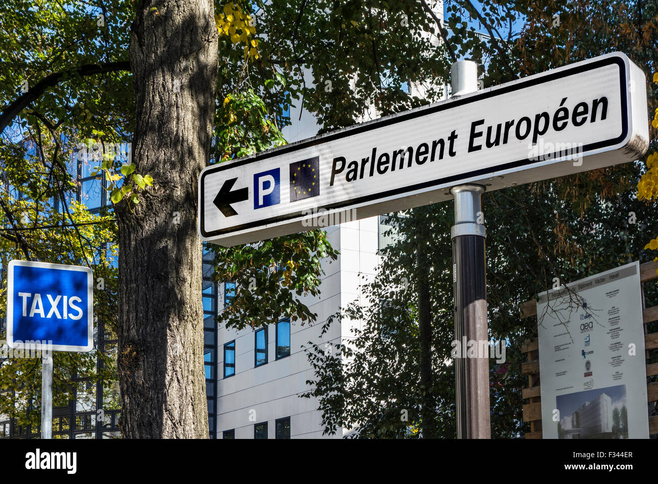 Wegweiser mit Hinweisen zum Europäischen Parlament im Europaviertel in Straßburg, Frankreich Stockfoto