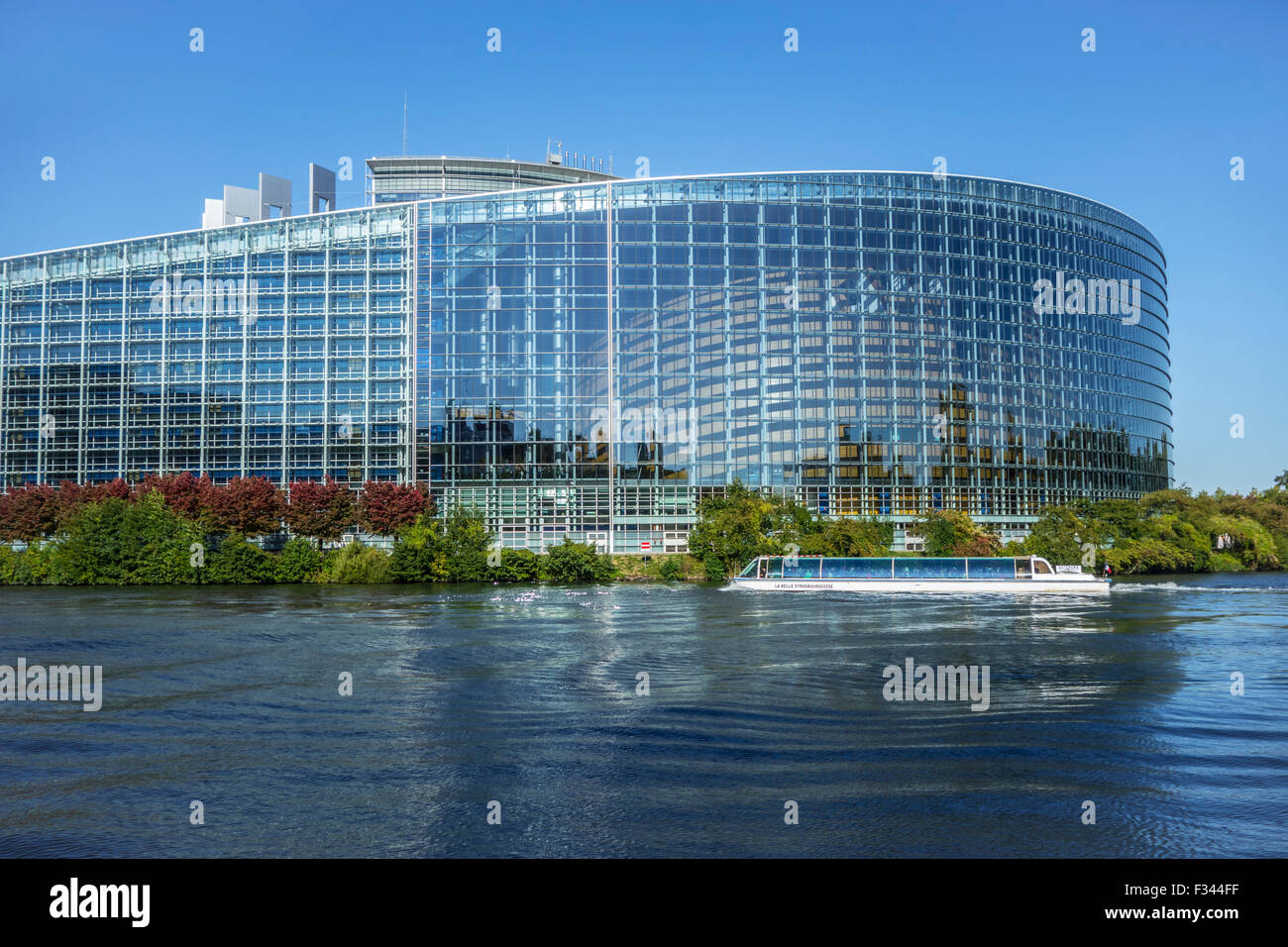 Ausflugsschiff mit Touristen vor dem Europäischen Parlament / EP in Straßburg, Frankreich Stockfoto
