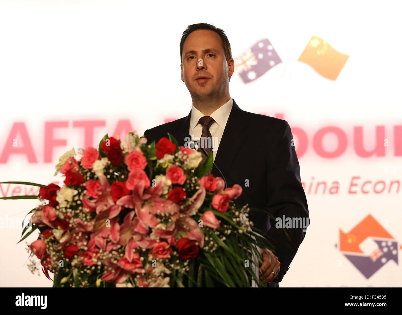 (150929)--MELBOURNE, 29. September 2015 (Xinhua)--Australian Minister für internationale Entwicklung und den Pazifik Steve Ciobo befasst sich mit der ChAFTA (China-Australien Free Trade Agreement) Melbourne Nacht in Melbourne, Australien, 29. September 2015. Chinesischer Botschafter in Australien Ma Zhaoxu drängte die Australier, die Vorteile der Freihandelsabkommen zwischen den beiden Ländern vor 100 Tagen und enge bilaterale Beziehungen im Allgemeinen zu erkennen. (Xinhua/Gui Qing) (Azp) Stockfoto