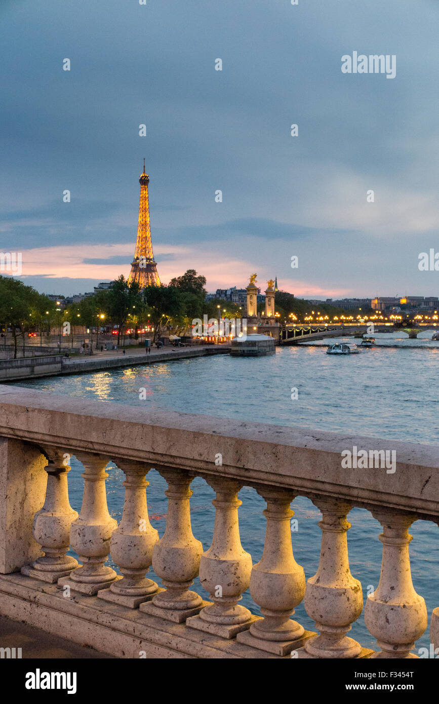 der Eiffelturm & Fluss Seine, Paris, Frankreich Stockfoto