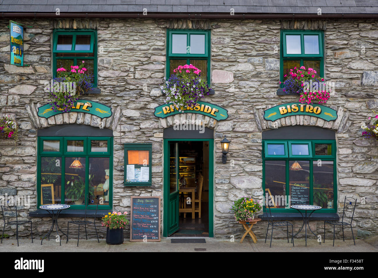 Riverside Cafe Außen in Sneem, entlang des Ring of Kerry County Kerry, Republik von Irland Stockfoto
