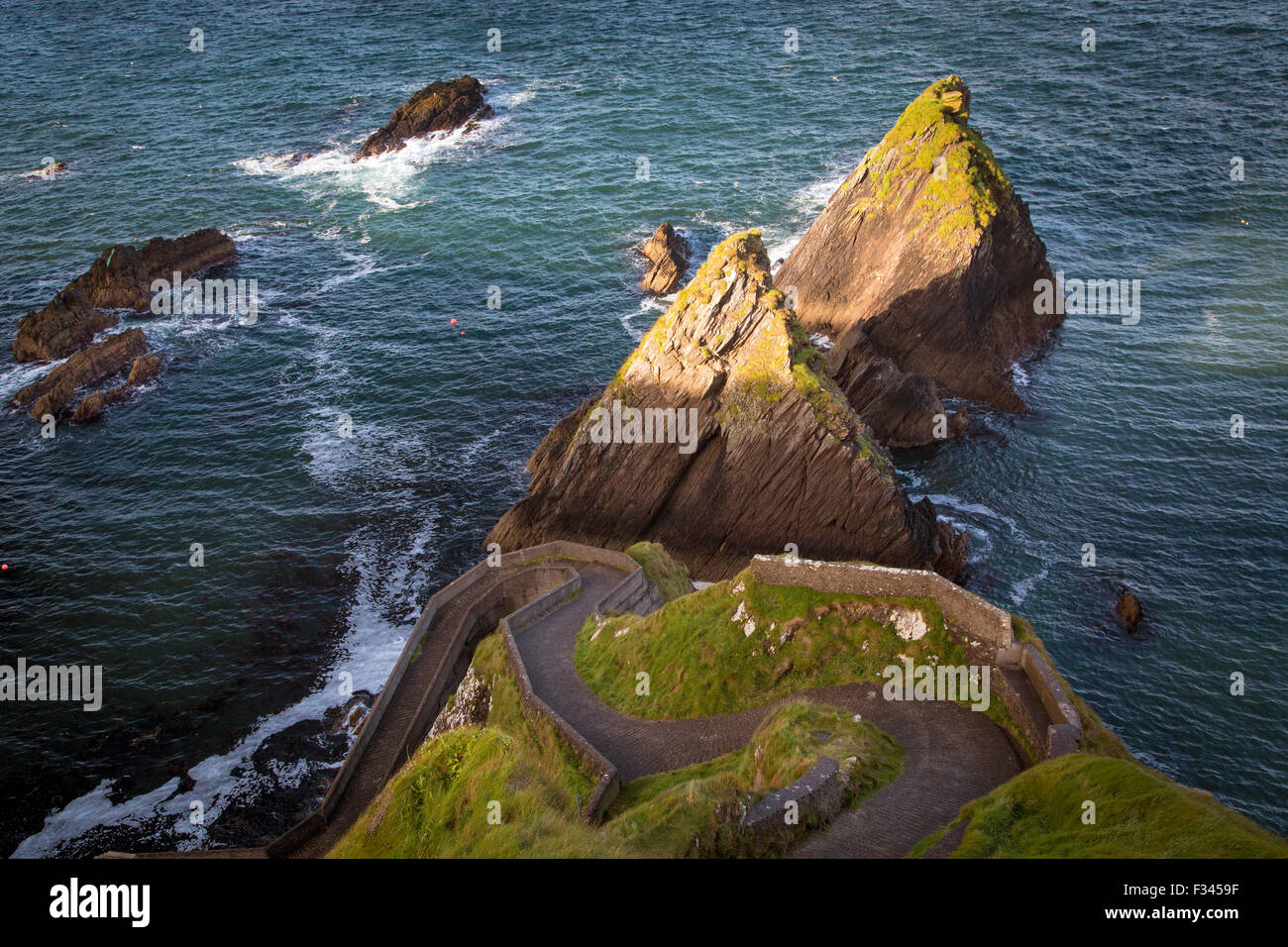 Windige Straße nach Dunquin Harbor, Dunquin, County Kerry, Irland Stockfoto