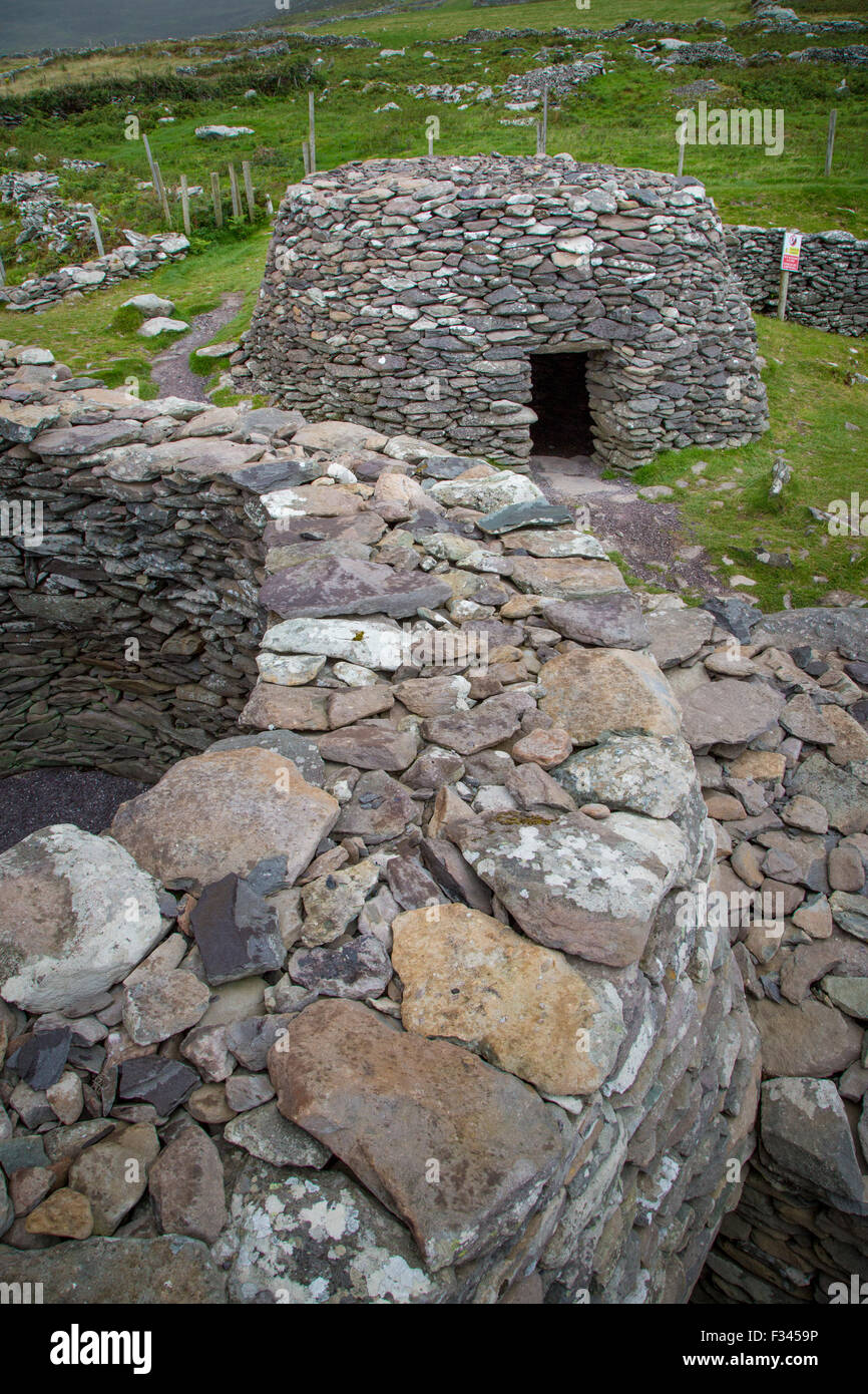 Bienenstock Hütte oder Ringfort - Hütten alten Stein entlang der Küste der Halbinsel Dingle, County Kerry, Irland Stockfoto