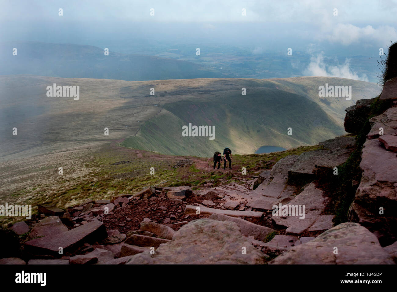 Brecon Beacons, UK. 29. September 2015. Wanderer genießen die Herbstsonne am frühen Morgen wie sie kletterte deutlich Panoramablick genießen. Pen Y Fan ist der höchste Berg in South Wales und in der Tat den südlichen Teil des Vereinigten Königreichs. Bildnachweis: roger tiley/Alamy Live-Nachrichten Stockfoto