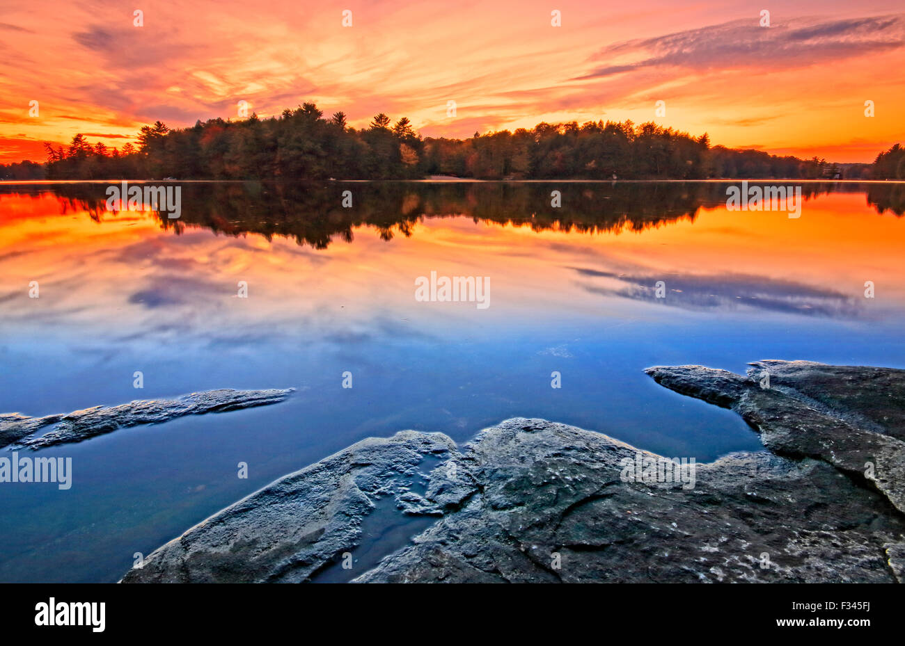 Metamorpher Felsen Strand des kanadischen Schildes Ostler See bei Sonnenuntergang Stockfoto