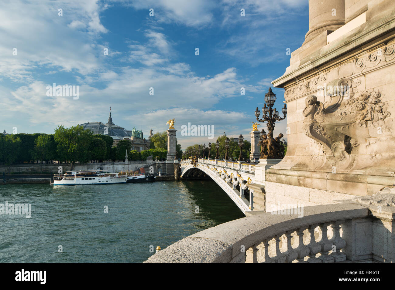 Pont Alexandre III, mit Blick auf den Grand Palais über den Fluss Seine, Paris, Frankreich Stockfoto