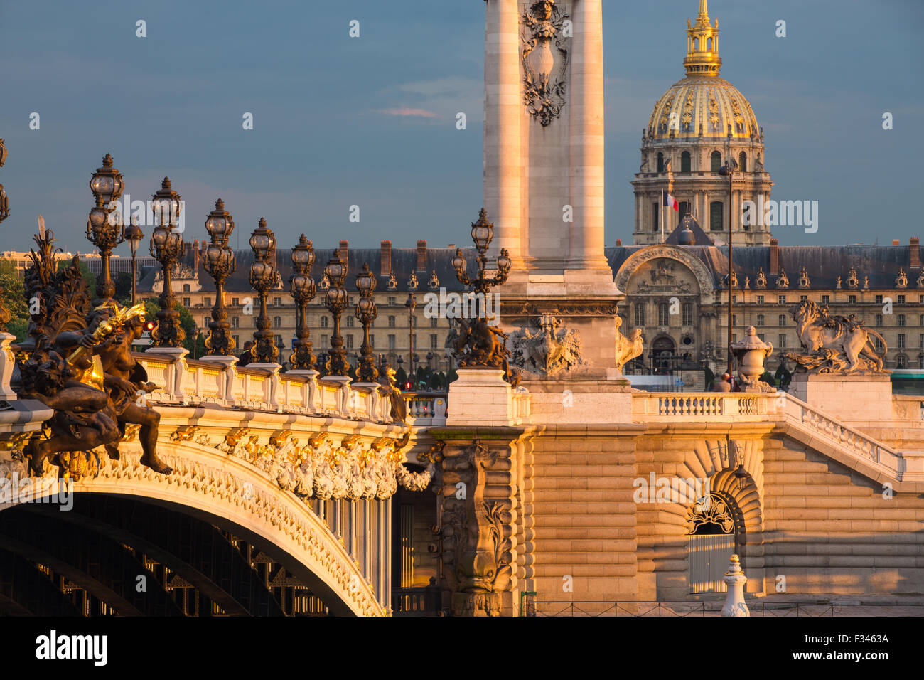 Pont Alexandre III, mit Blick auf Les Invalides über den Fluss Seine, Paris, Frankreich Stockfoto