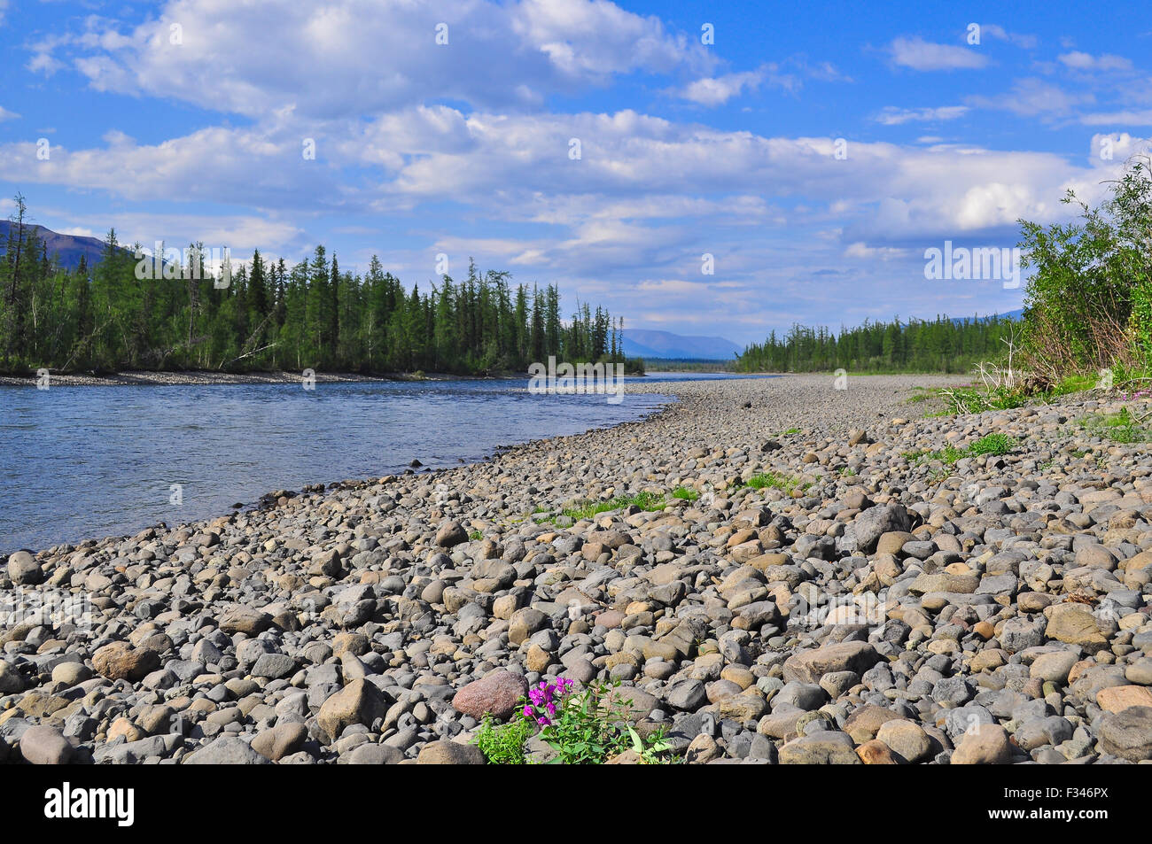 Fluss Muksun, dem Putorana-Plateau. Sommer Wasserlandschaft in Taimyr, Sibirien, Russland. Stockfoto