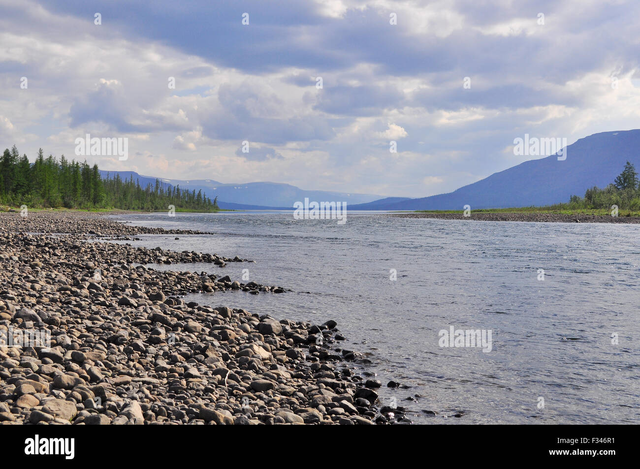 Fluss Muksun, dem Putorana-Plateau. Sommer Wasserlandschaft in Taimyr, Sibirien, Russland. Stockfoto