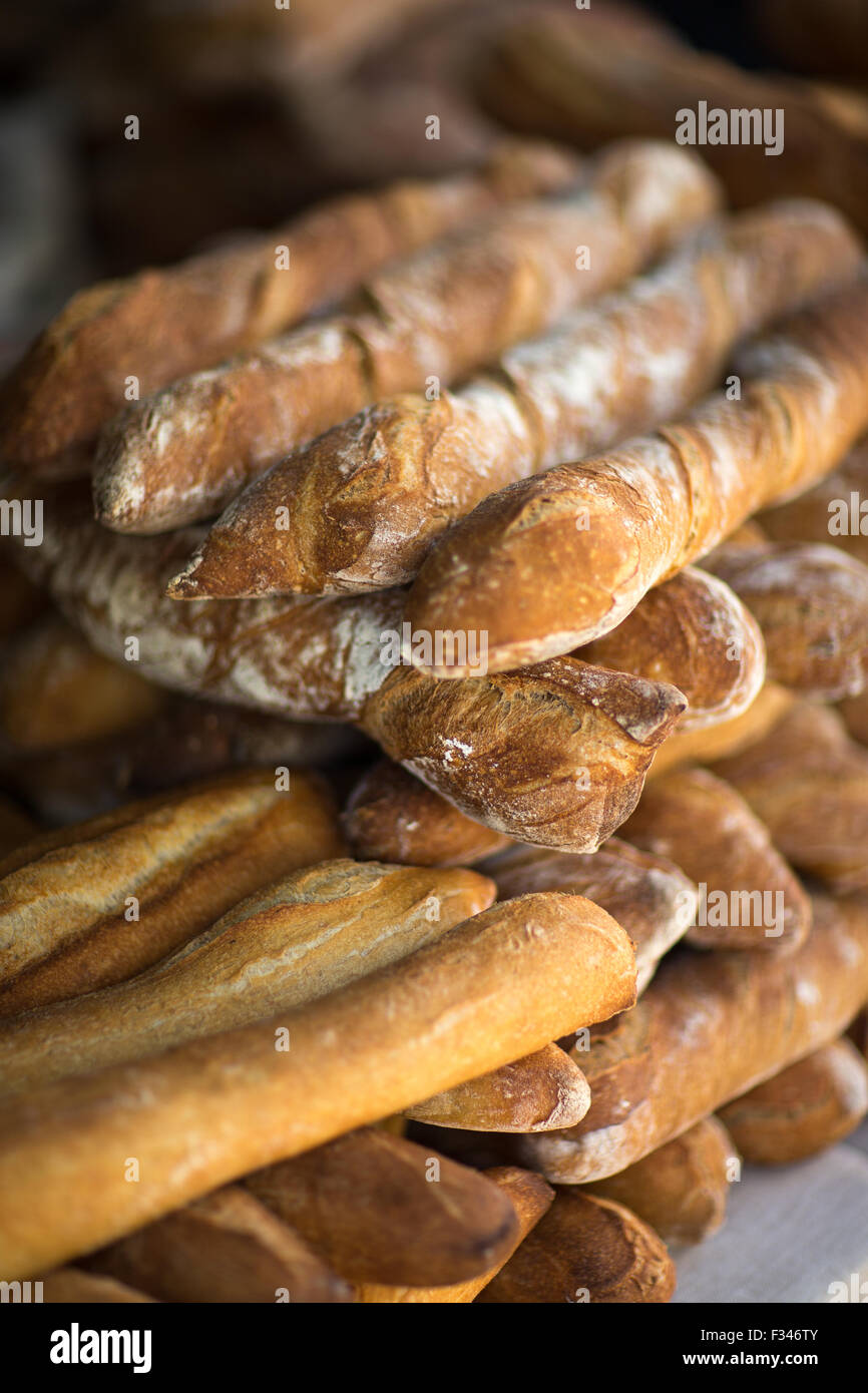 Brot für den Verkauf auf dem Markt von Issigeac, Pays de Bergerac, Périgord, Dordogne, Aquitaine, Frankreich Stockfoto