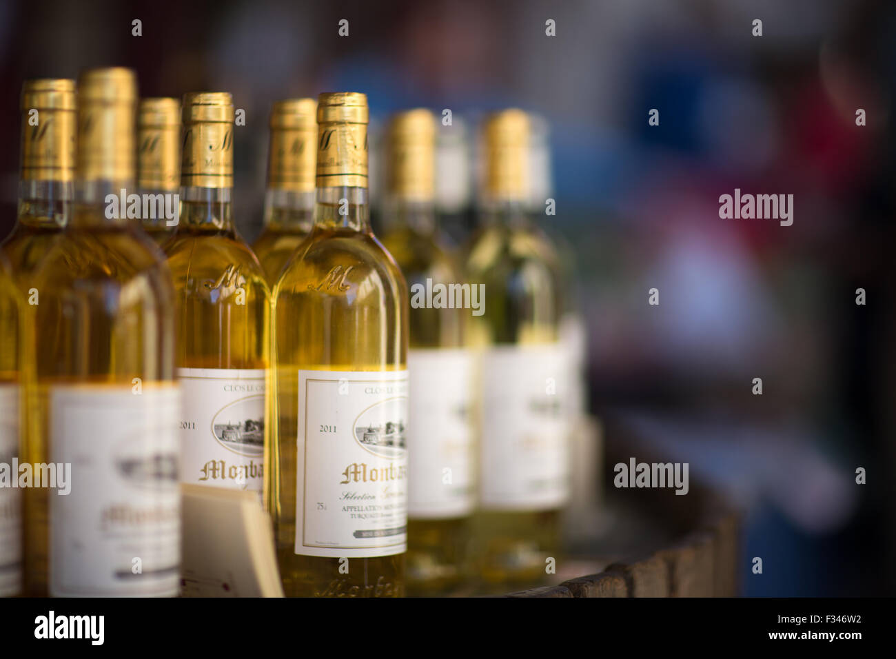 Wein zum Verkauf auf dem Markt von Issigeac, Pays de Bergerac, Périgord, Dordogne, Aquitaine, Frankreich Stockfoto