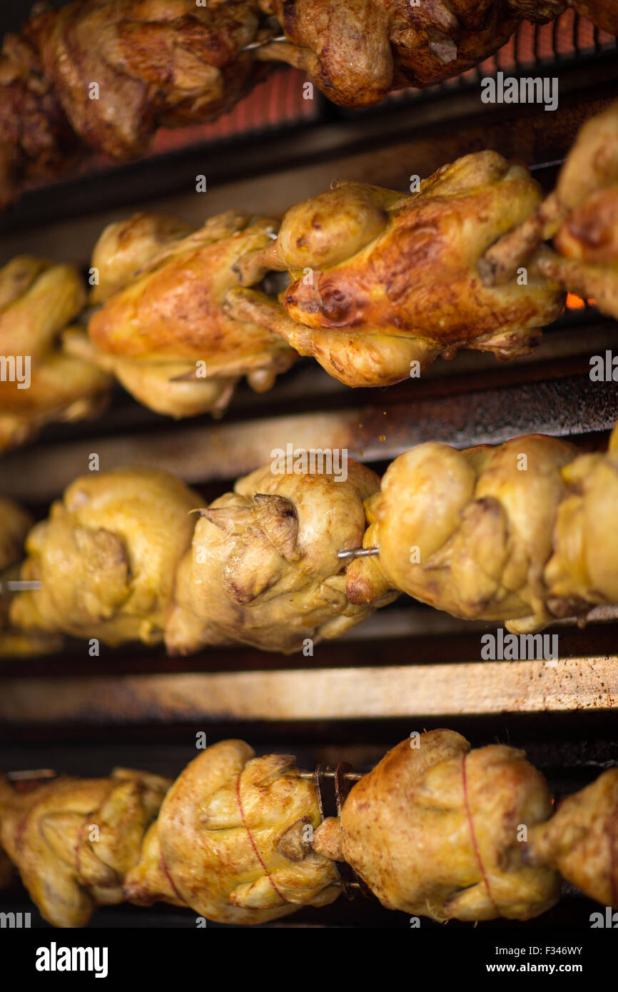 Hühner Braten auf dem Markt von Issigeac, Pays de Bergerac, Périgord, Dordogne, Aquitaine, Frankreich Stockfoto