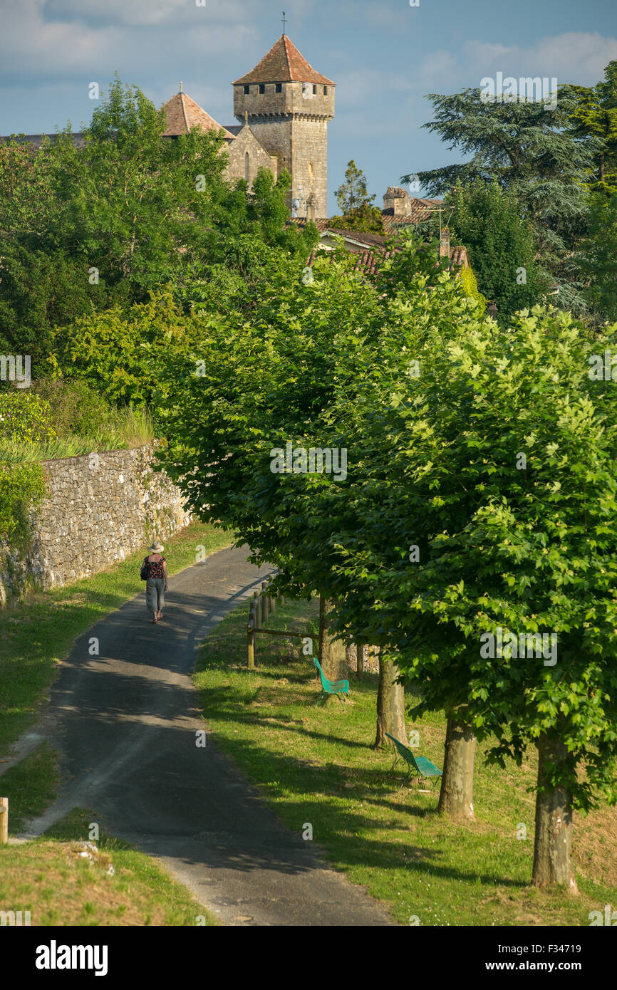 Wendy zu Fuß entlang eines Baumes gesäumten Allee in Beaumont du Périgord, Pays de Bergerac, Dordogne, Aquitaine, Frankreich Stockfoto