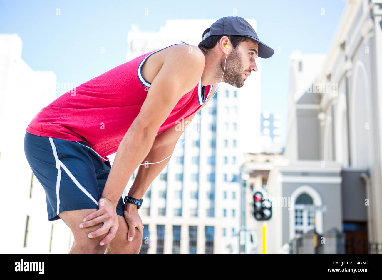 Erschöpft stützte sich Sportler nach einer Anstrengung vorwärts Stockfoto