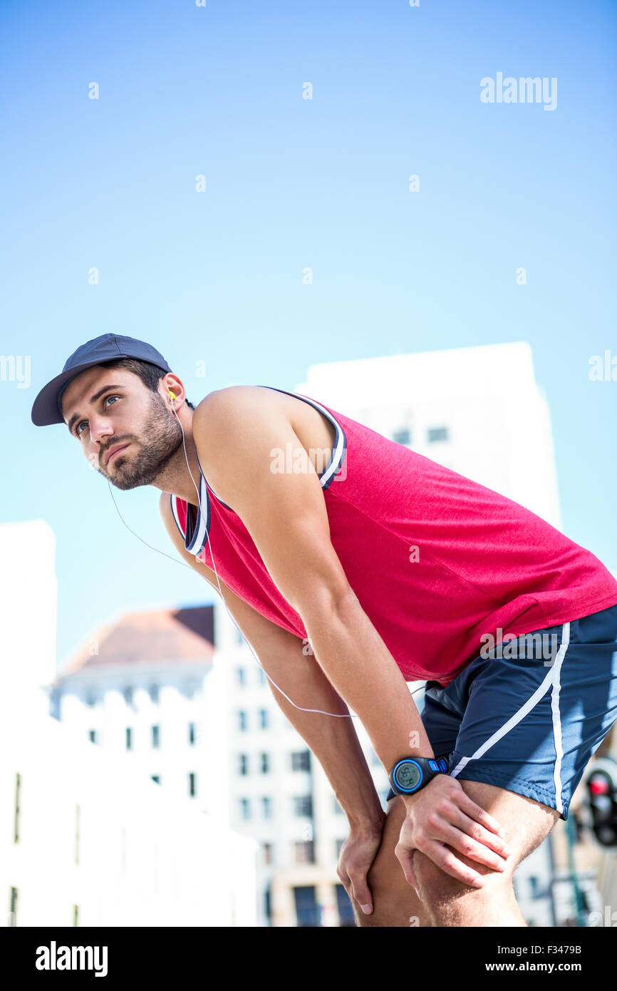 Erschöpft stützte sich Sportler nach einer Anstrengung vorwärts Stockfoto