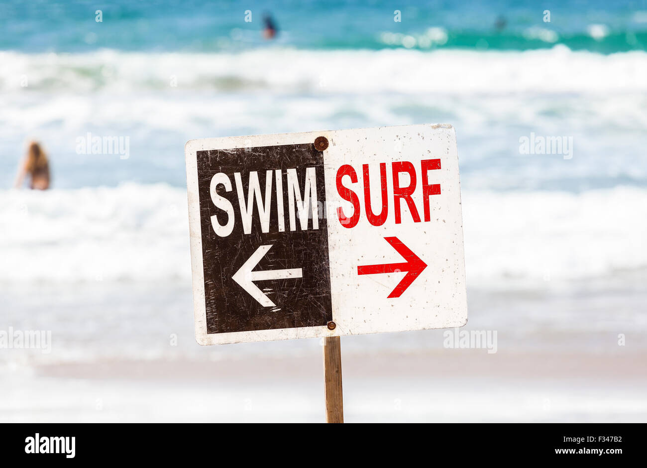 Schwimmen Sie und Surfen Sie Zeichen am Strand, geringe Schärfentiefe, Sommer Urlaub Konzept, Venice Beach in Kalifornien, USA. Stockfoto