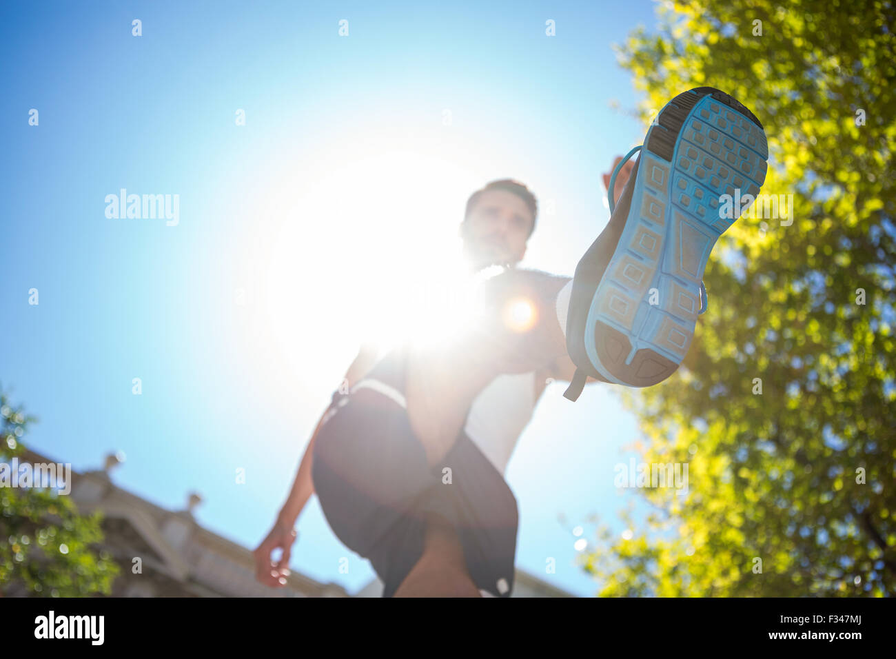 Schöne Sportler laufen auf der Straße Stockfoto