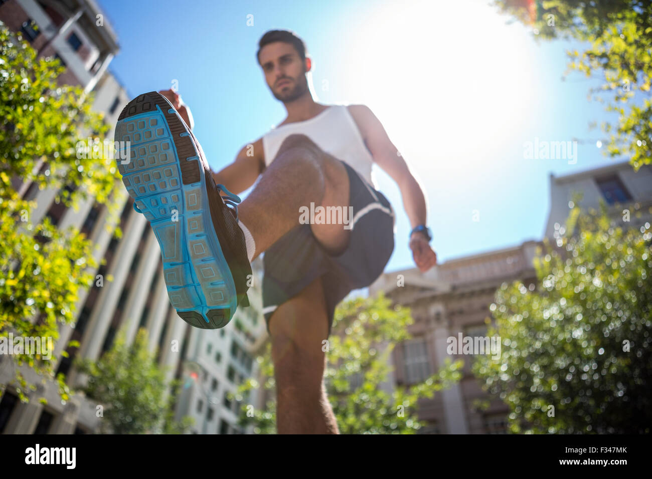 Schöne Sportler laufen auf der Straße Stockfoto