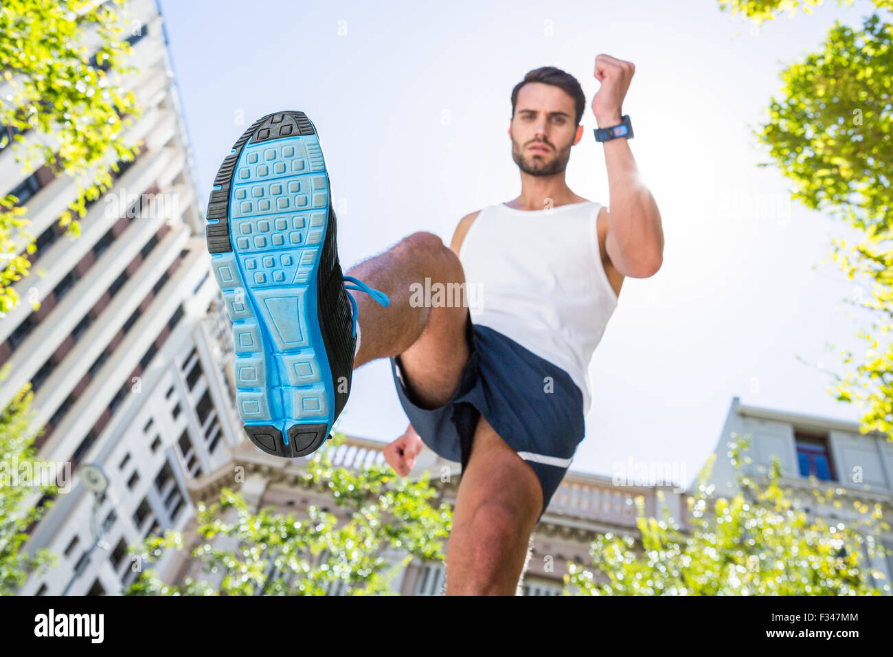 Schöne Sportler laufen auf der Straße Stockfoto