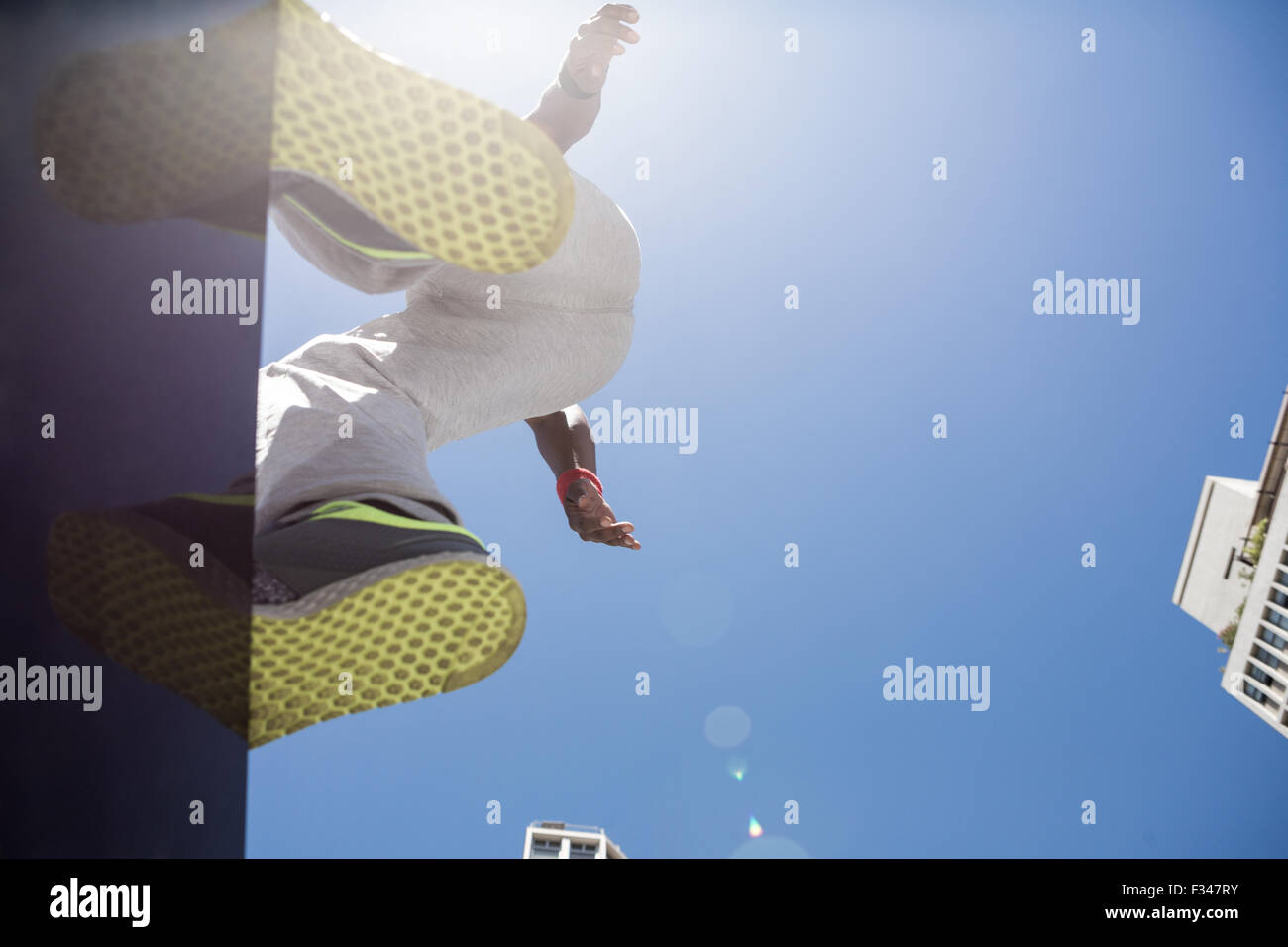 Sportlicher Mann einen Back Flip zu tun Stockfoto