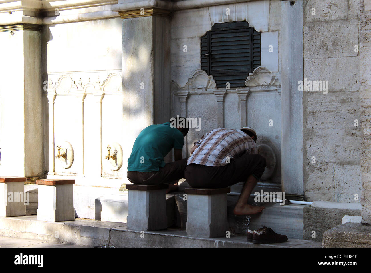 Menschen rituell waschen am Hof eine Moschee. Stockfoto