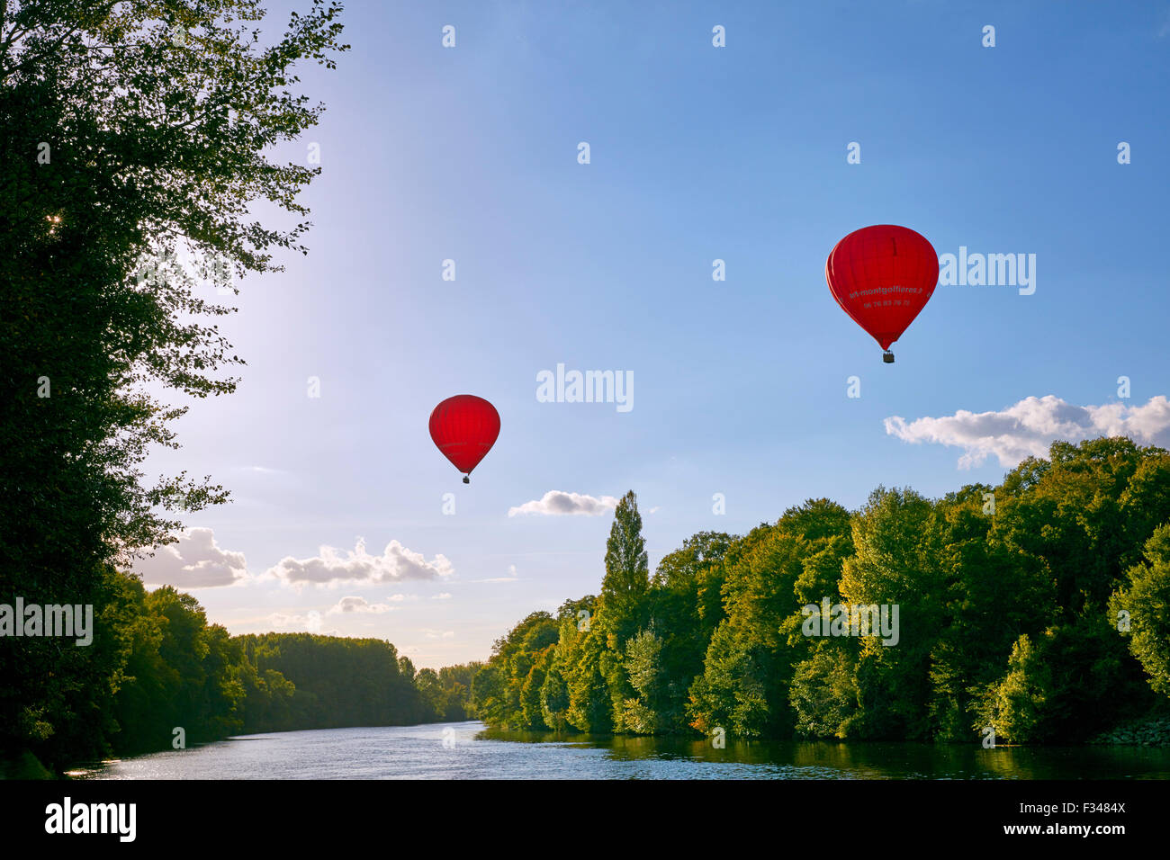 Heißluftballons über dem Fluss Cher in Chenonceaux. Indre-et-Loire, Frankreich. Stockfoto