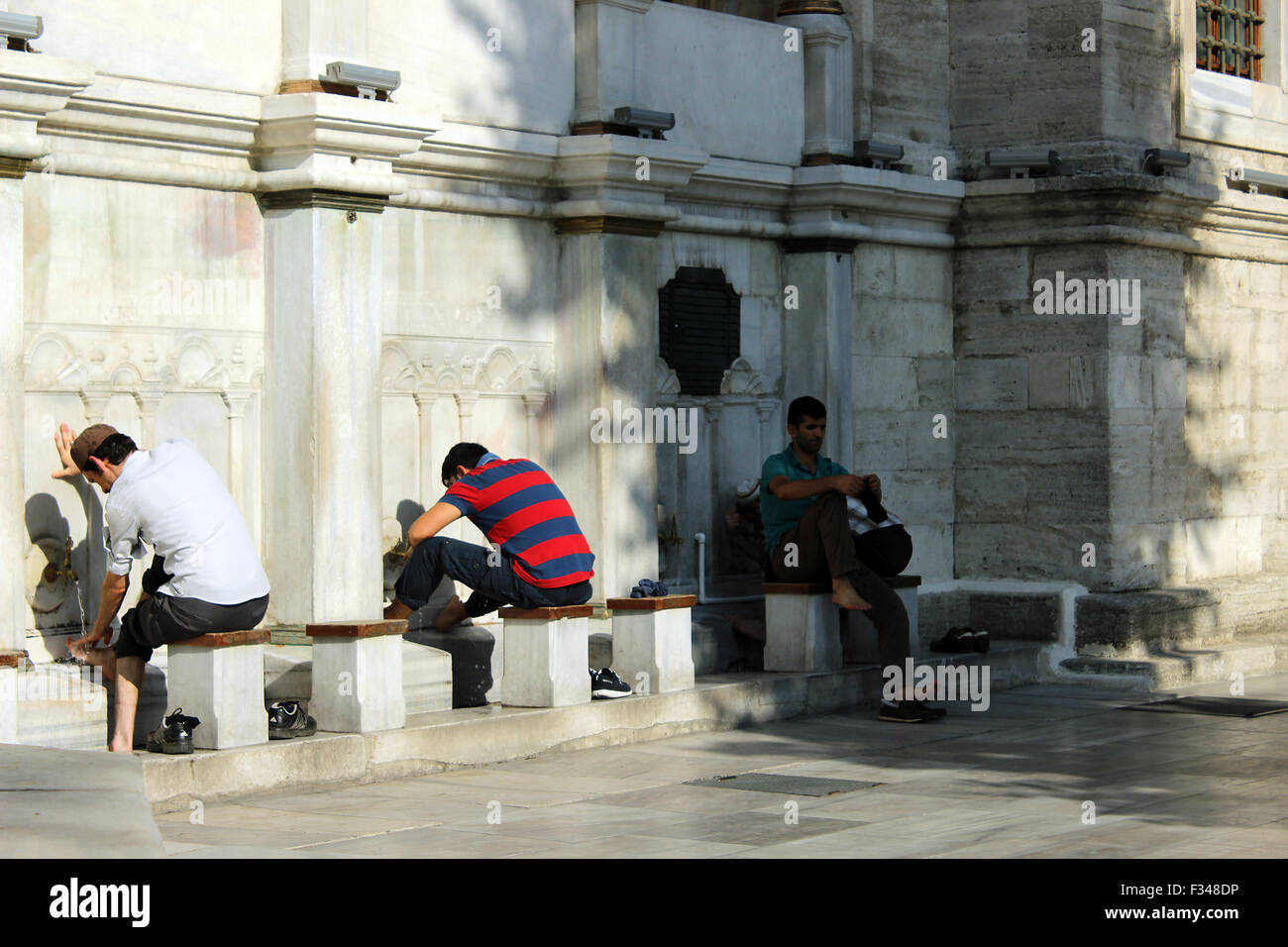 Menschen rituell waschen am Hof eine Moschee. Stockfoto