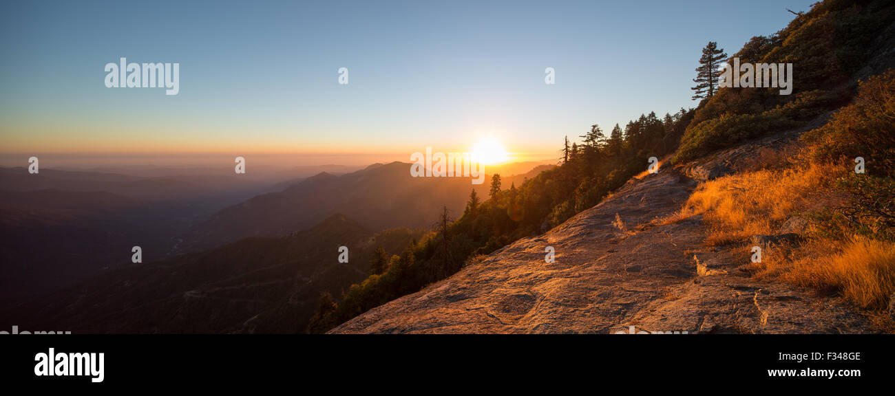 Sonnenuntergang über der Sierra Nevada von Hanging Rock, Sequoia Nationalpark, Kalifornien, USA Stockfoto