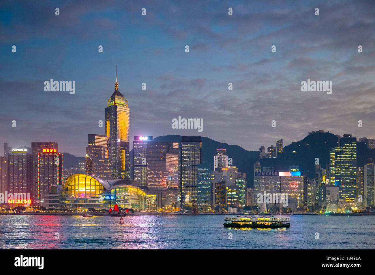 Skyline von Hong Kong Island, Mong Kok Distrcit in der Nacht Stockfoto