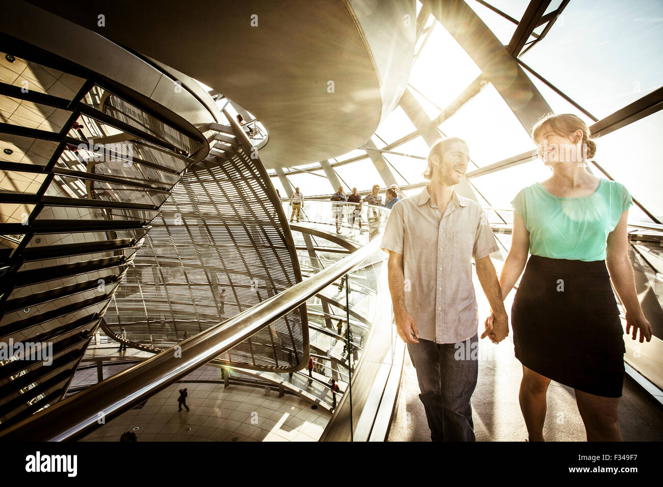 Junges Paar auf der Reichstagskuppel in Berlin, Deutschland Stockfoto