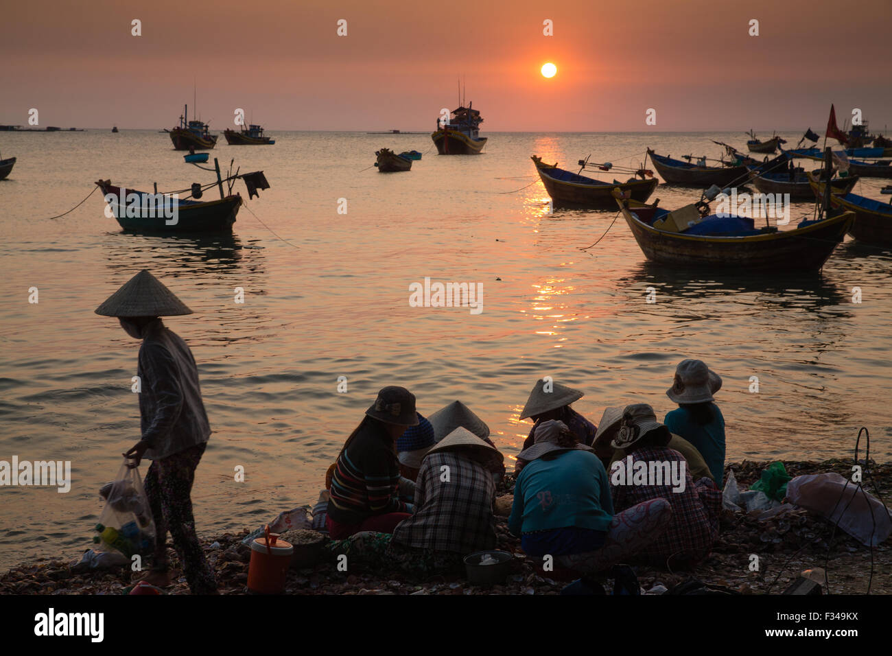 am Strand im Fischerdorf Mũi Né in der Abenddämmerung, Bình Thuận Provinz, Vietnam Stockfoto