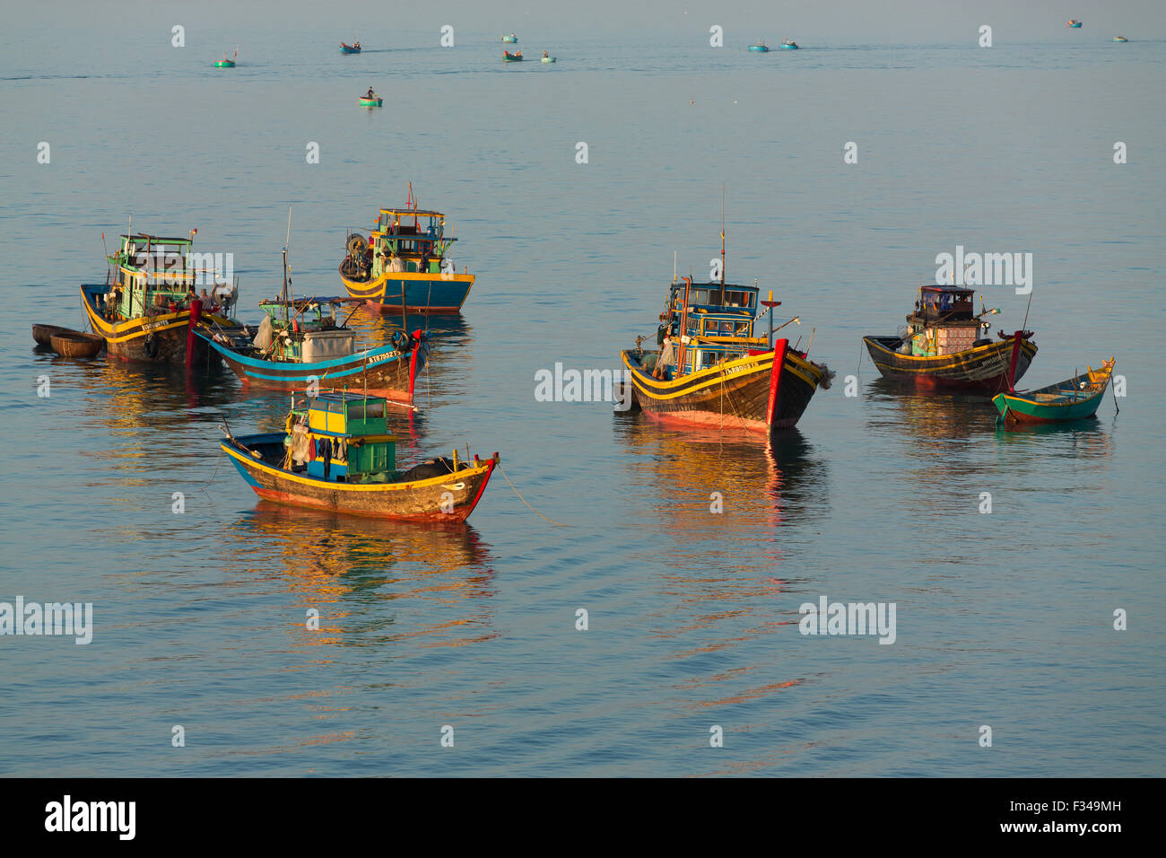 Boote aus Fischerdorf Mũi Né, Bình Thuận Provinz, Vietnam verankert Stockfoto