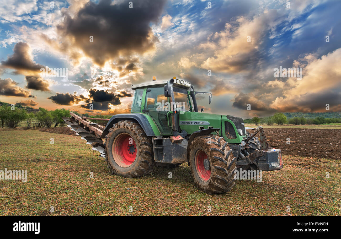 Karlovo, Bulgarien - 22. August 2015: Traktor FENDT 716 Vario. Fendt ist ein deutscher Hersteller von landwirtschaftlichen Traktoren Maschinen Stockfoto