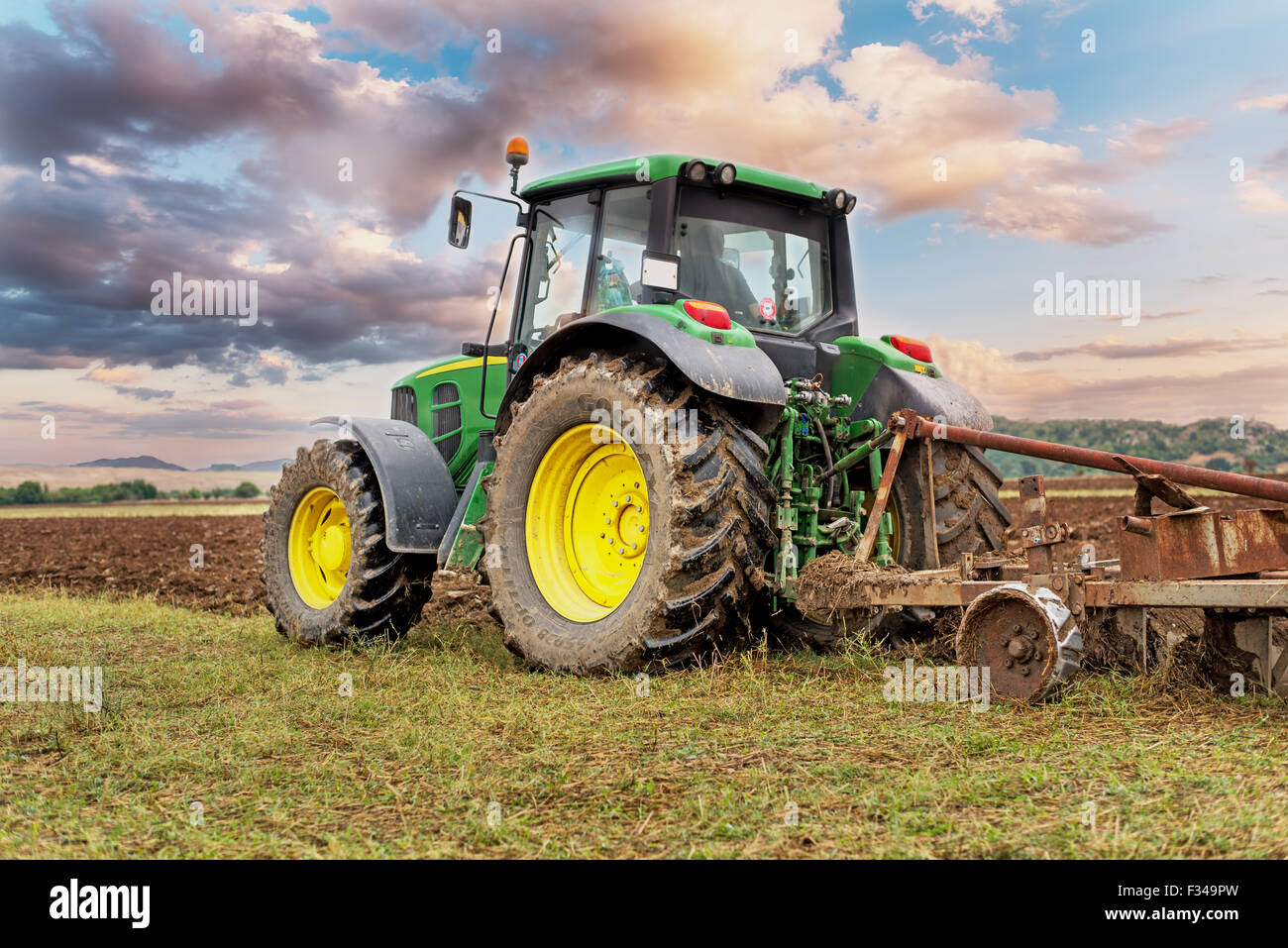 Karlovo, Bulgarien - 22. August 2015: Pflügen ein Feld mit John Deere 6930 Traktor. John Deere 8100 wurde in 1995 - hergestellt. Stockfoto