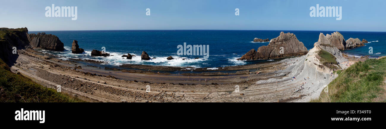 Panoramablick über den Strand Arnia, in der Nähe von Santander, Kantabrien, Spanien. Stockfoto