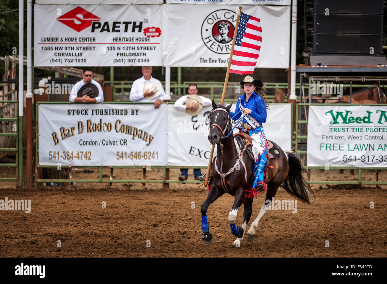 Cowgirl mit einer amerikanischen Flagge bei der Eröffnungsfeier eines Rodeo, Philomath Frolic & Rodeo, Oregon, USA Stockfoto