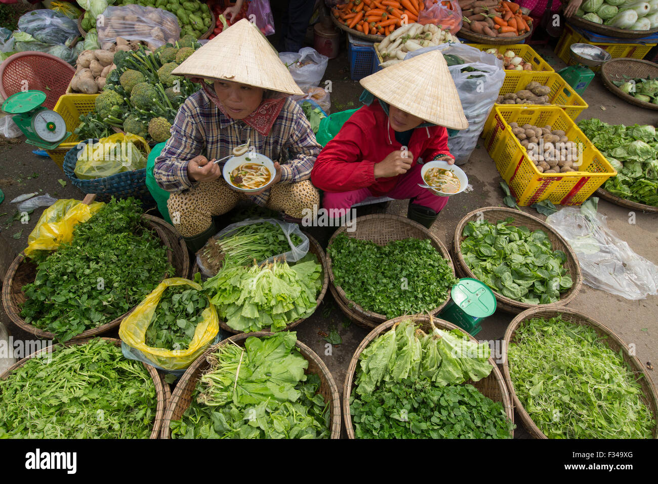 Frauen essen Nudeln in Dong Ba-Markt, Hue, Vietnam Stockfoto