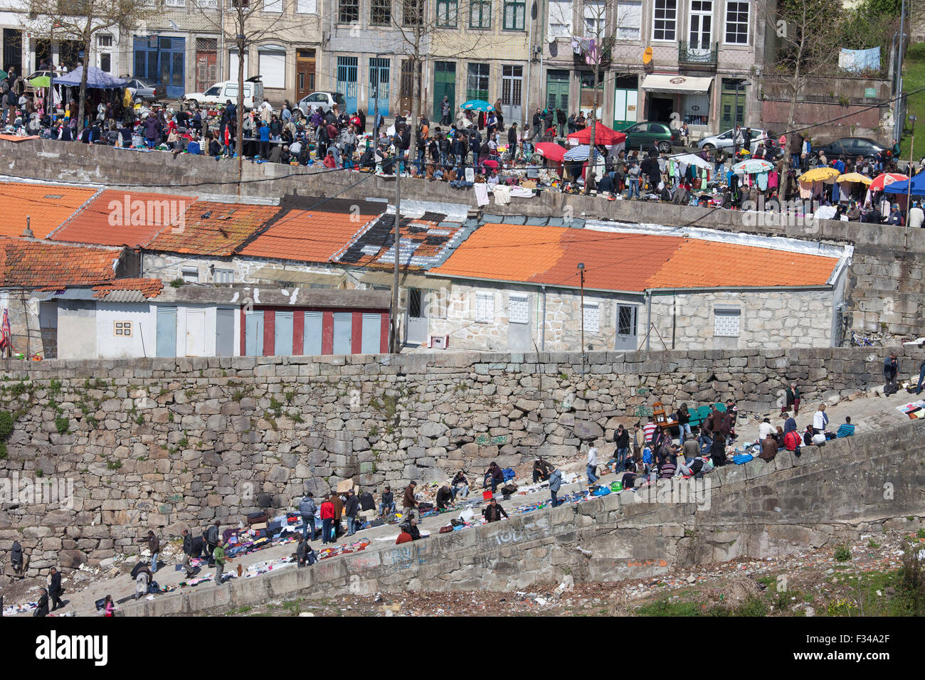 Vandoma Flohmarkt in Porto, Portugal, traditionelle portugiesische Samstag Basar für gebrauchte gebrauchte Artikel Stockfoto