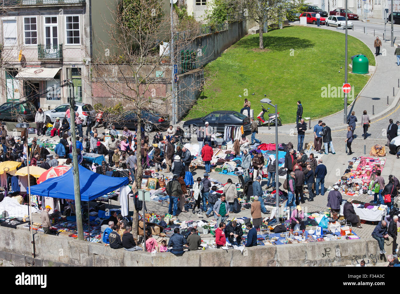 Vandoma Flohmarkt in Porto, Portugal, traditionelle portugiesische Samstag  Basar für gebrauchte gebrauchte Artikel Stockfotografie - Alamy