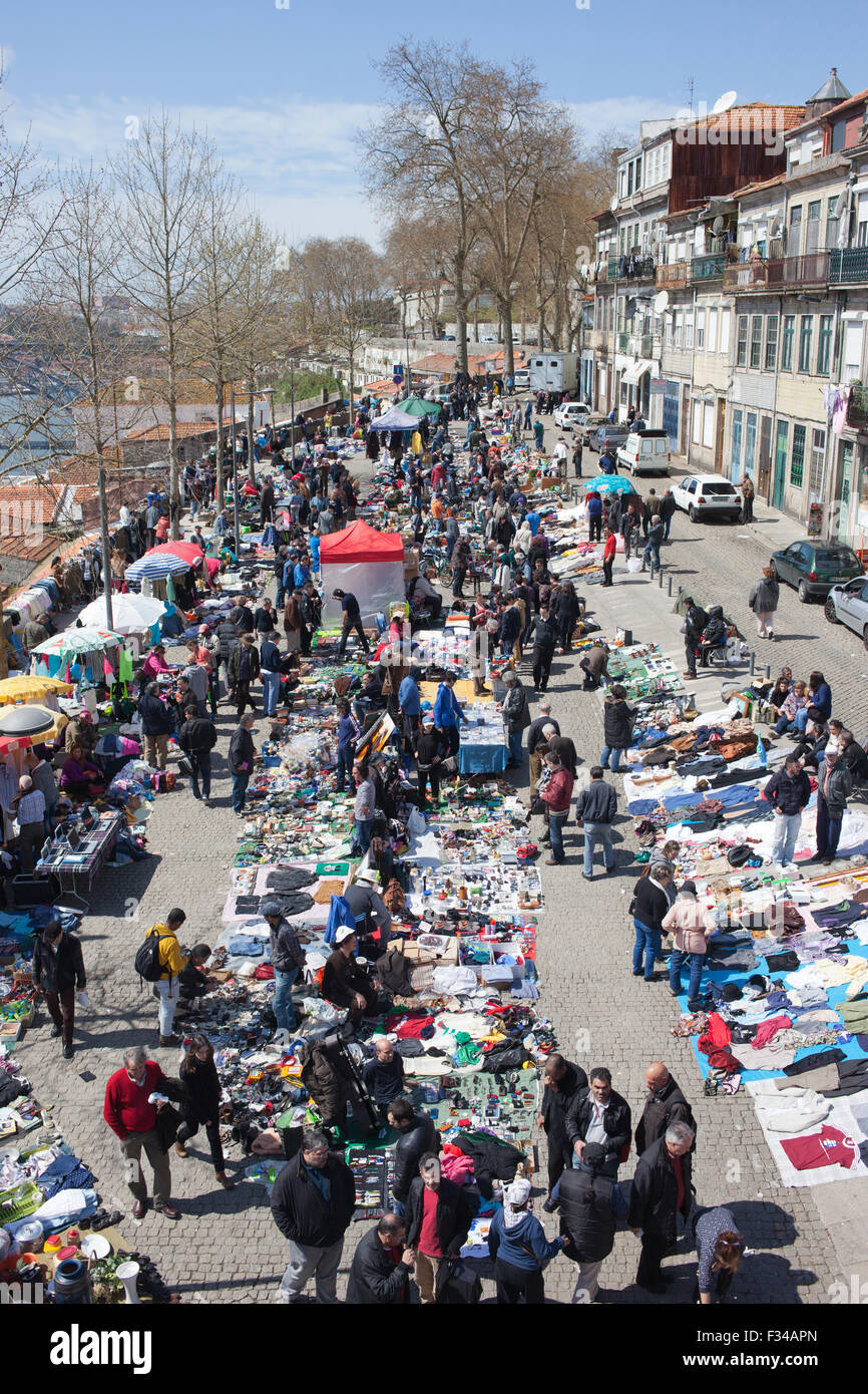 Vandoma Flohmarkt in Porto, Portugal, traditionelle portugiesische Samstag Basar für gebrauchte gebrauchte Artikel Stockfoto