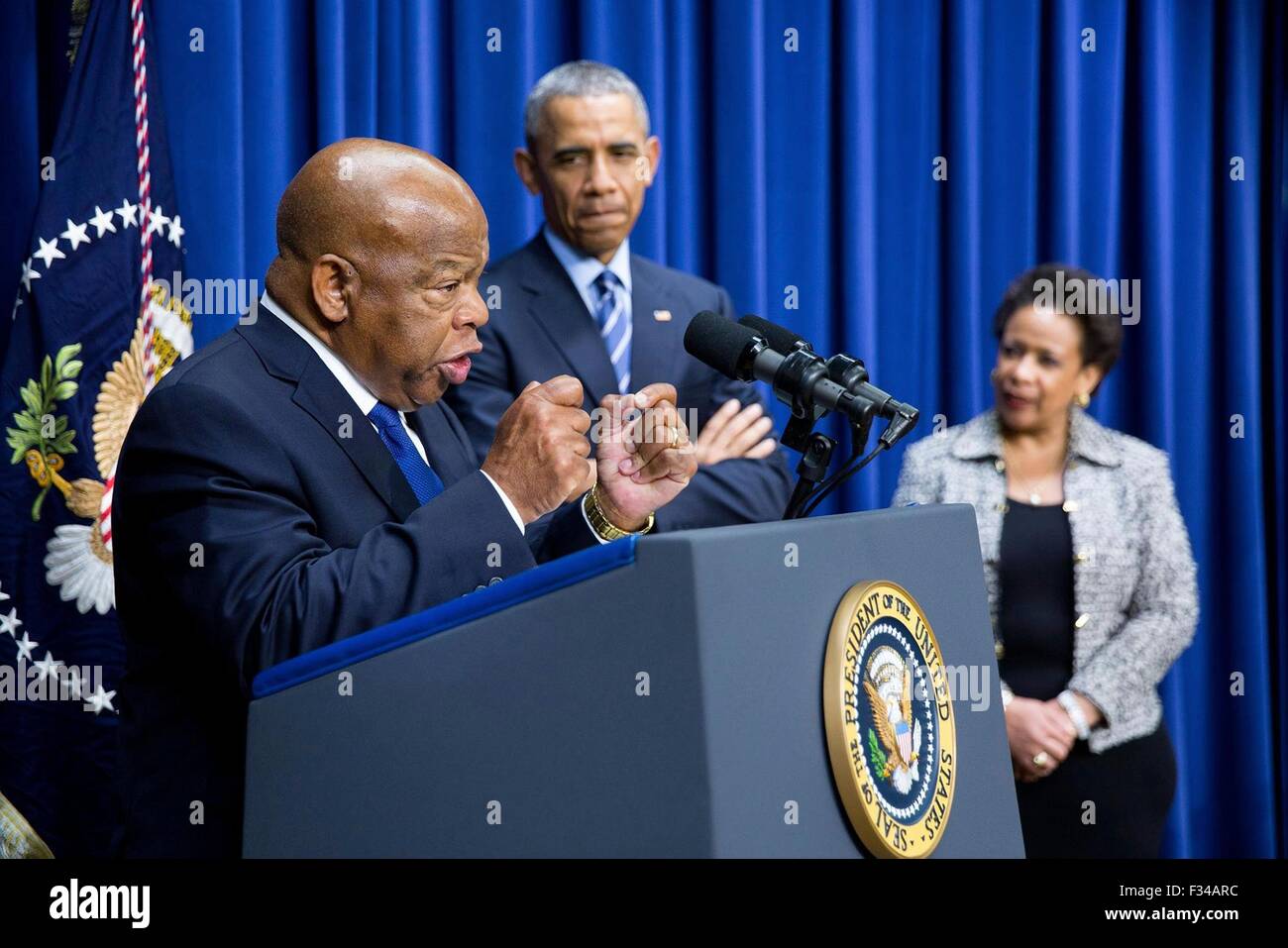 US-Präsident Barack Obama hört mit Attorney General Loretta Sanchez Kongressabgeordnete John Lewis Bemerkungen zum 50. Jahrestag des Voting Rights Act 6. August 2015 in Washington, DC liefert. Stockfoto