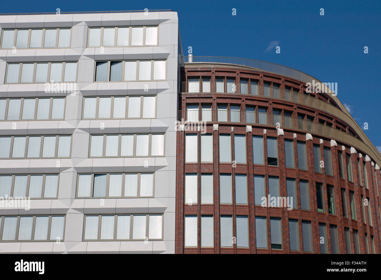Neue moderne Gebäude im Herzen von Berlin gesehen Stockfoto
