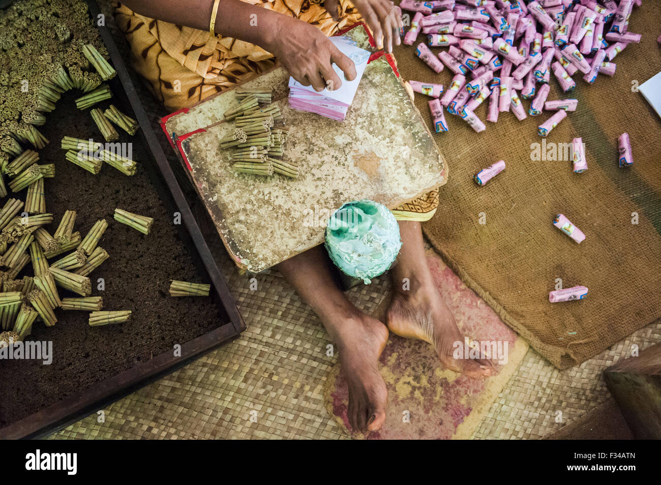 Eine Frau arbeitet in einer Zigarettenfabrik (Bidi oder Biri) in der Nähe von Kannur, Kerala, Indien. Stockfoto