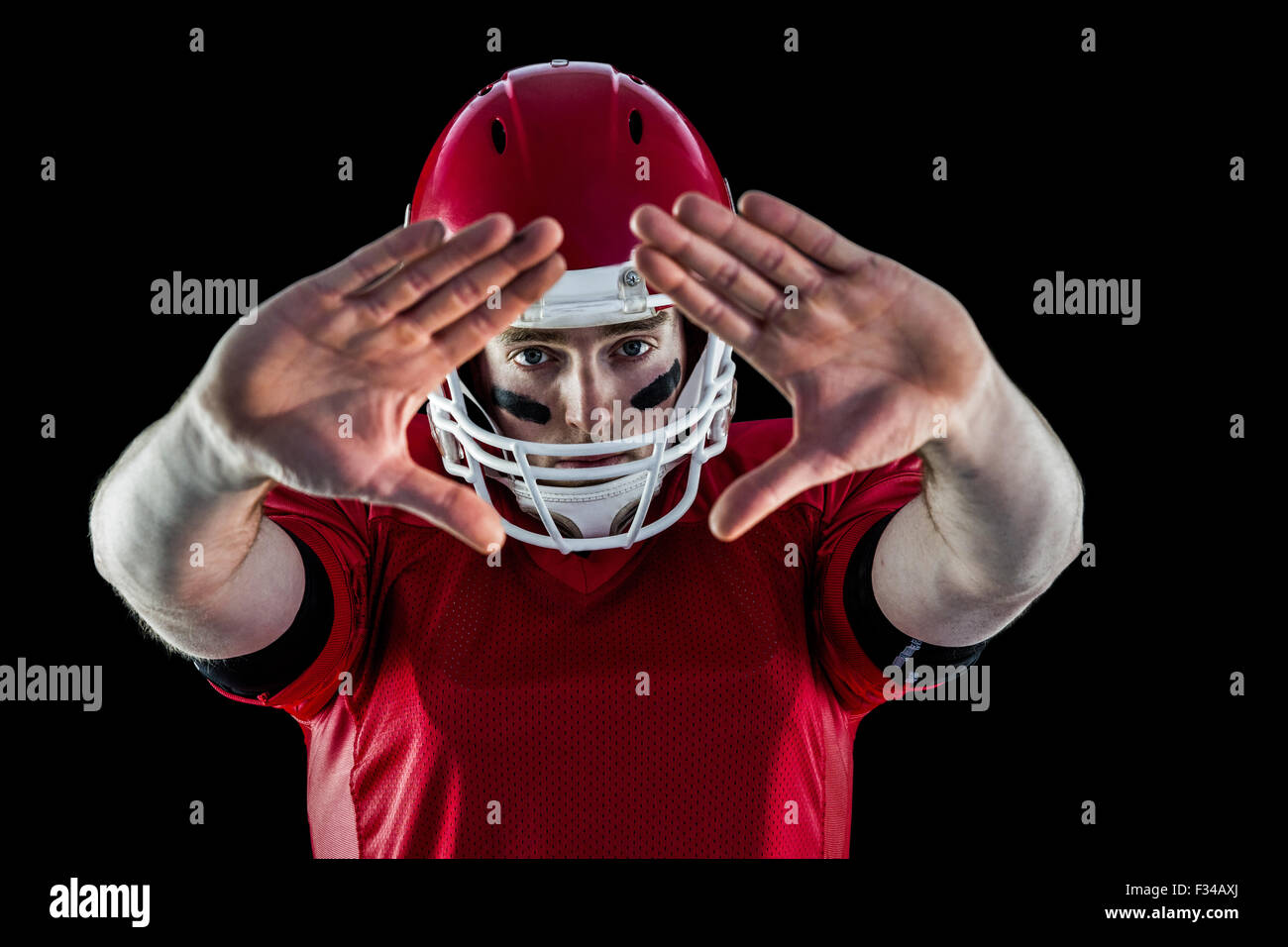 Porträt des american Football-Spieler, die sich selbst zu schützen Stockfoto